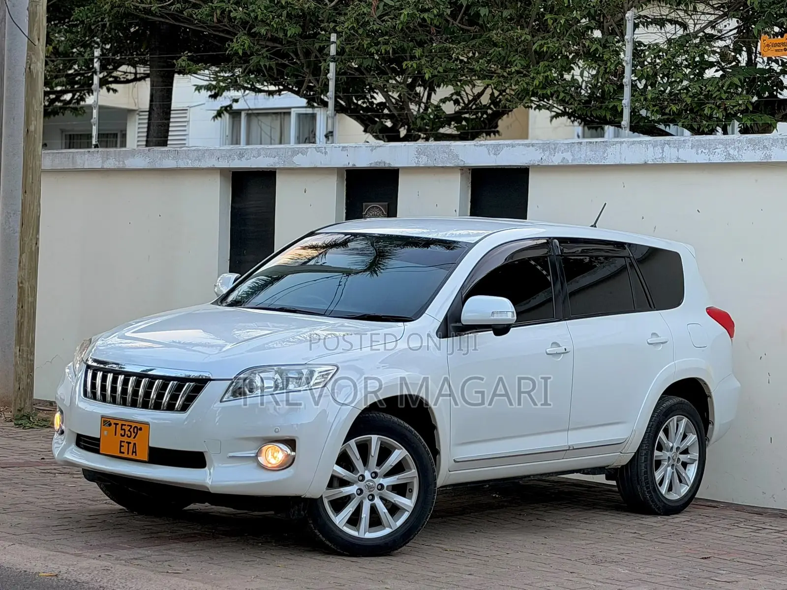 Toyota Vanguard 2011 White