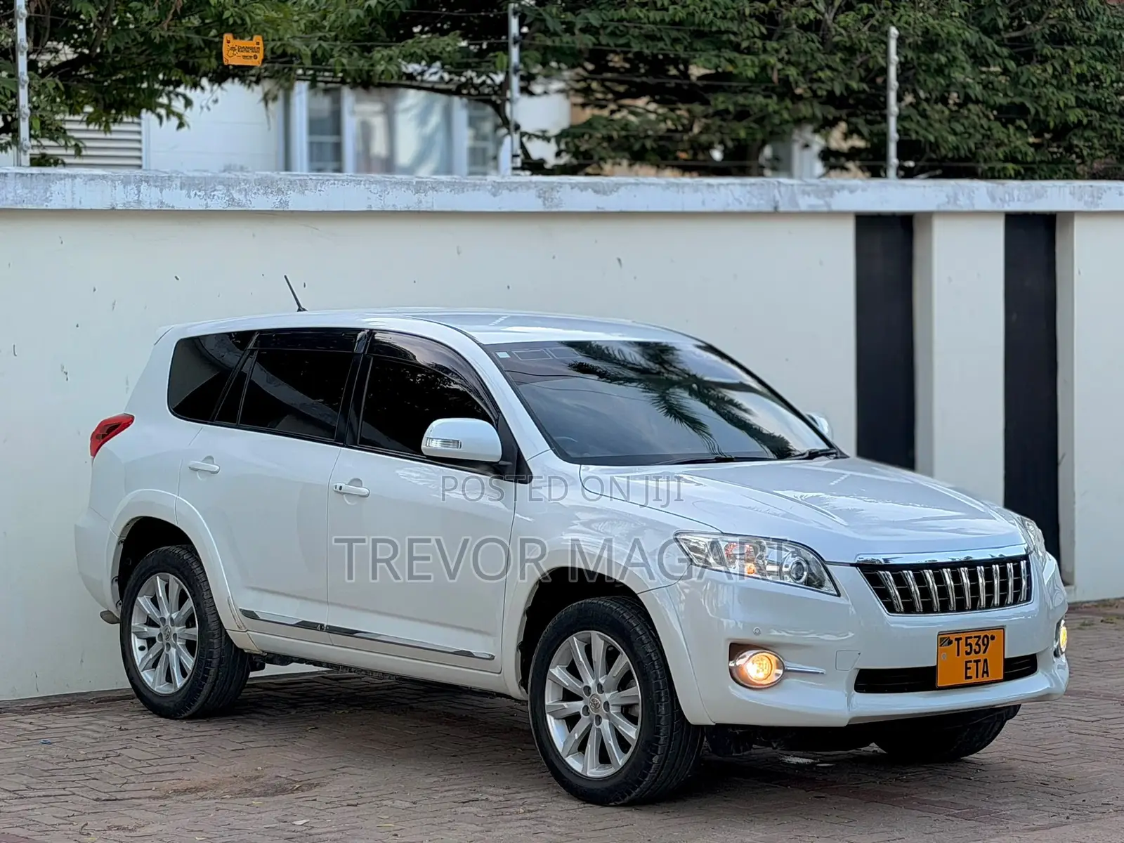 Toyota Vanguard 2011 White