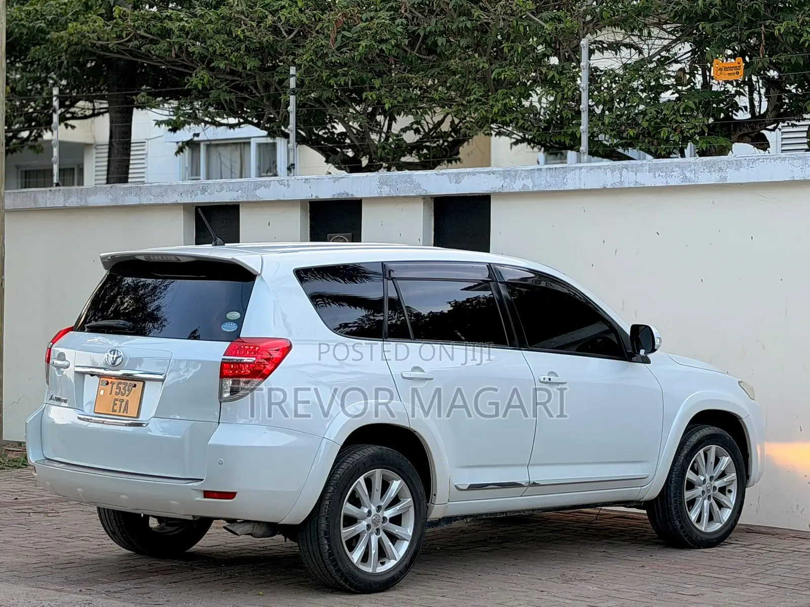Toyota Vanguard 2011 White