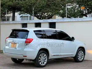 Toyota Vanguard 2011 White