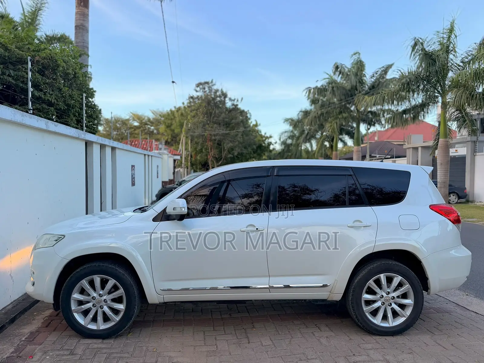 Toyota Vanguard 2011 White