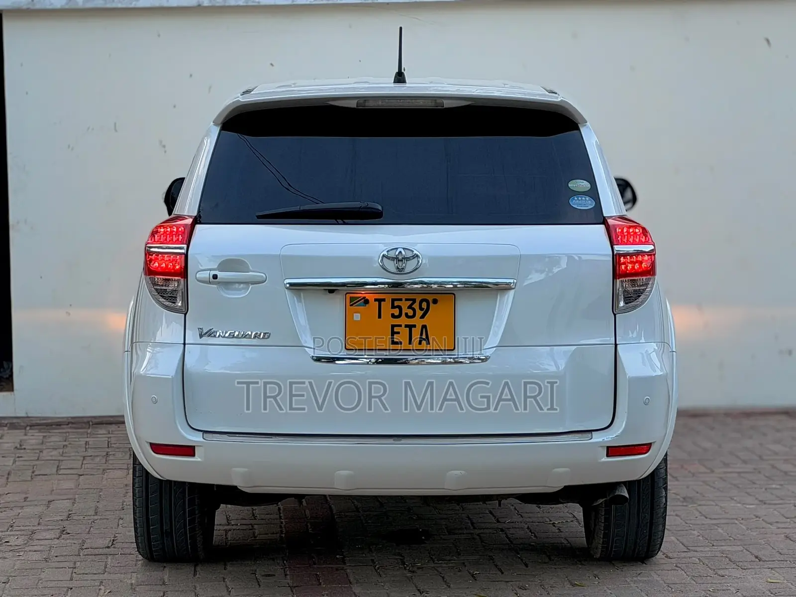 Toyota Vanguard 2011 White