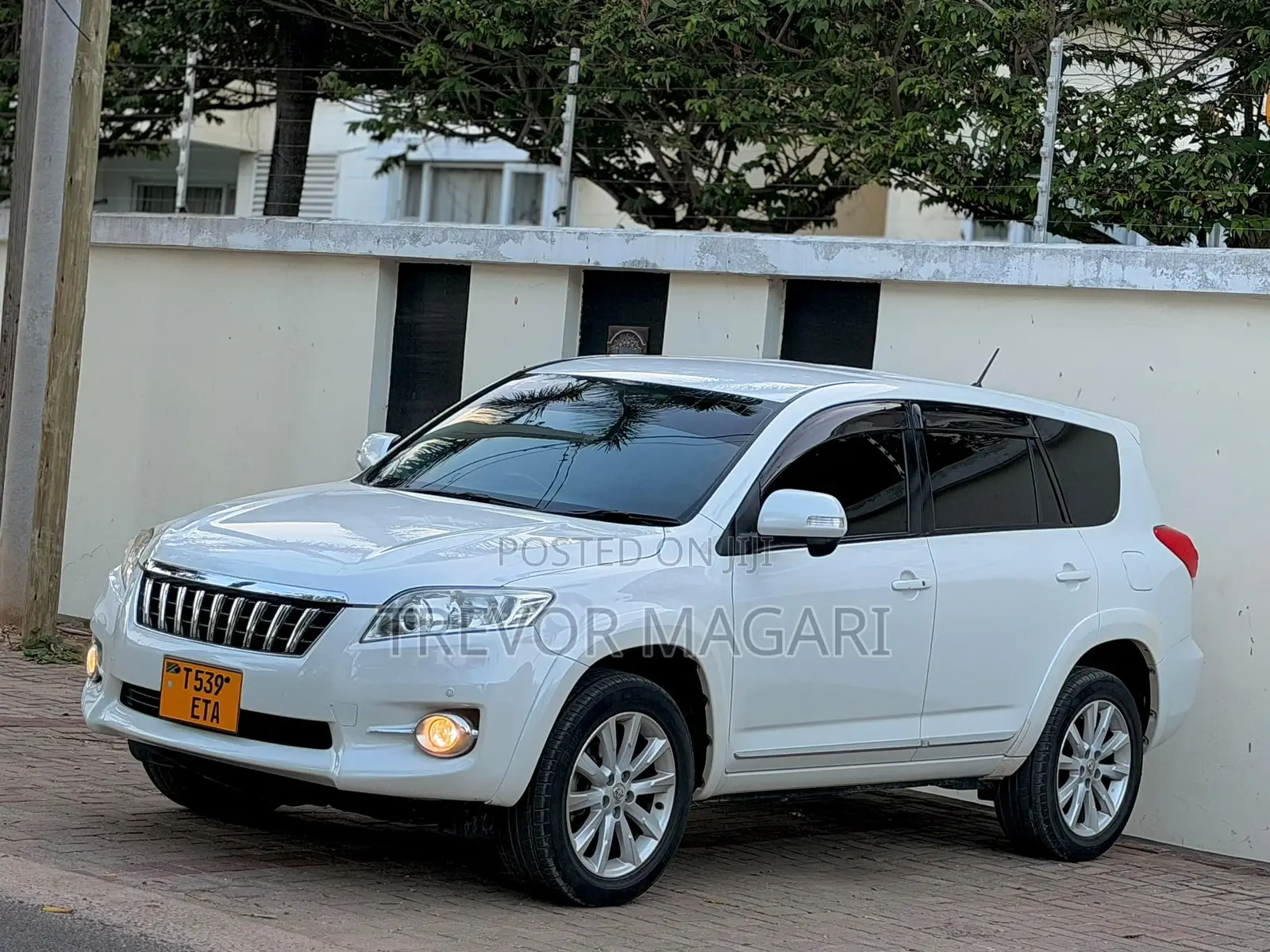 Toyota Vanguard 2011 White