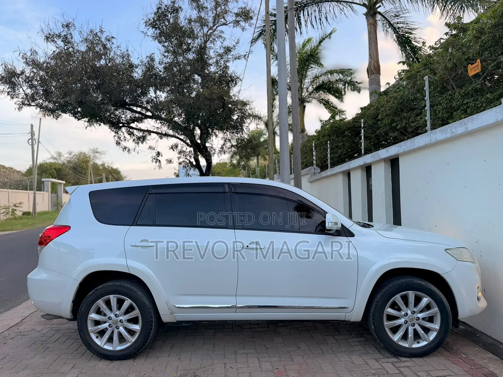 Toyota Vanguard 2011 White