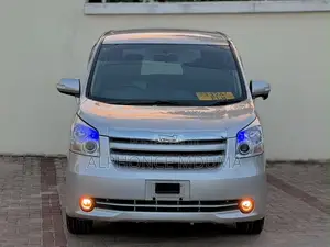 Toyota Noah 2010 Silver