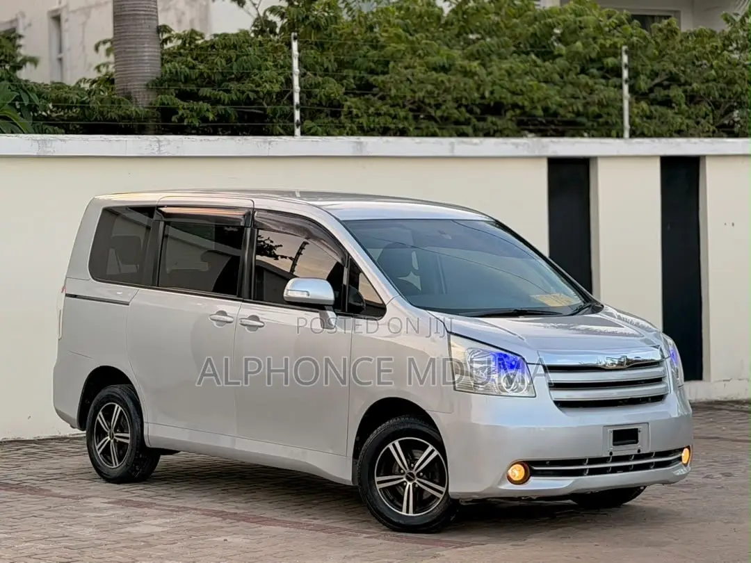 Toyota Noah 2010 Silver