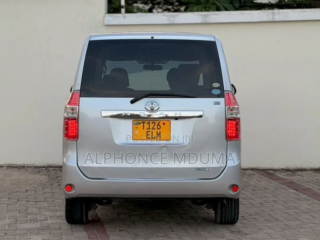 Toyota Noah 2010 Silver