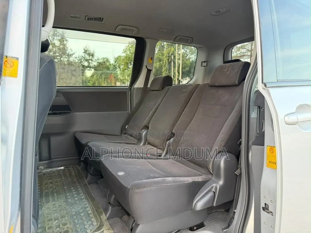 Toyota Noah 2010 Silver