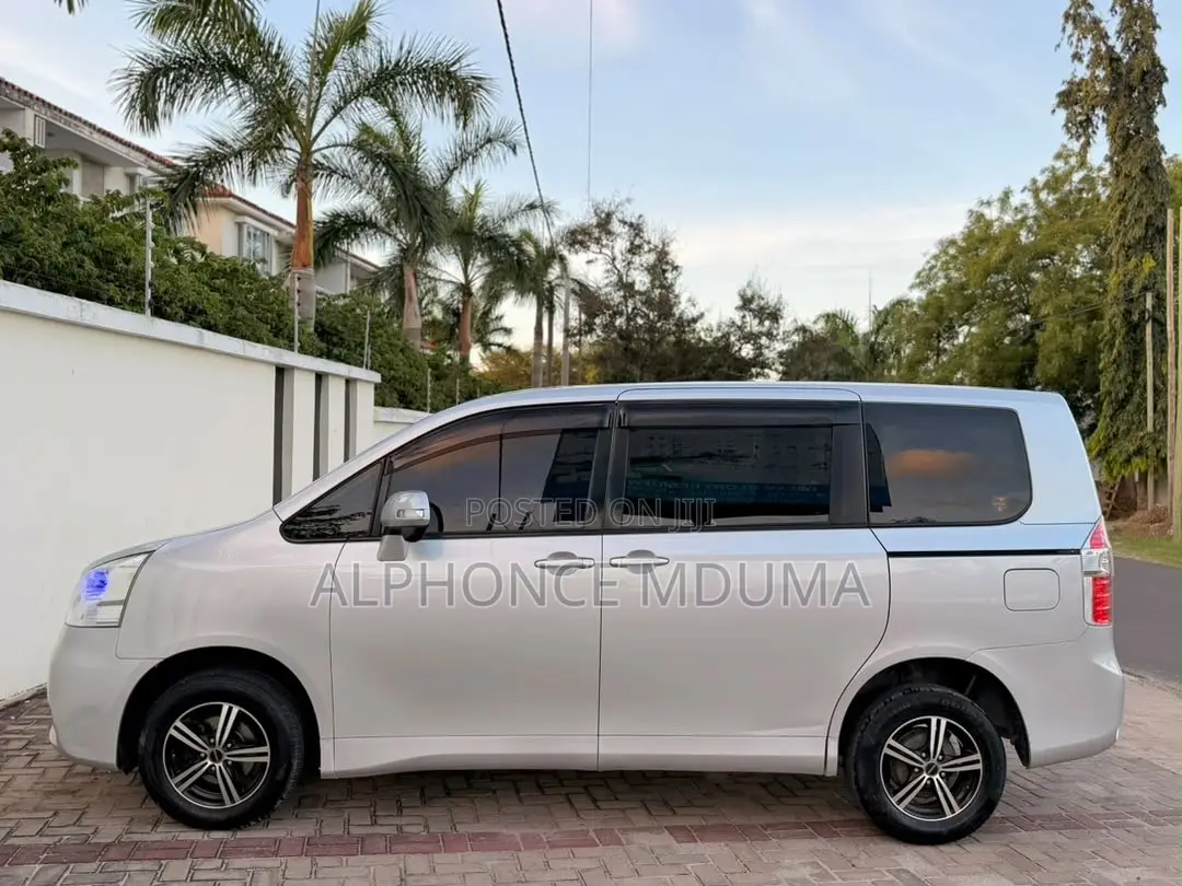 Toyota Noah 2010 Silver