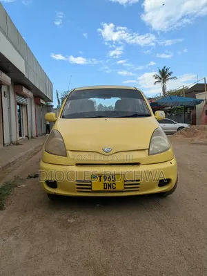 Toyota Fun Cargo 2004 Yellow