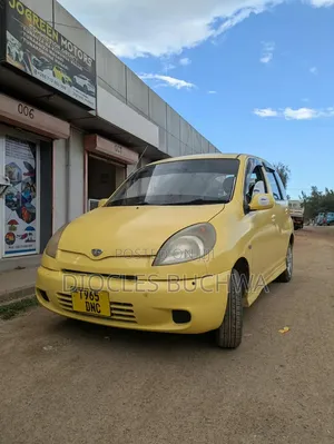 Toyota Fun Cargo 2004 Yellow
