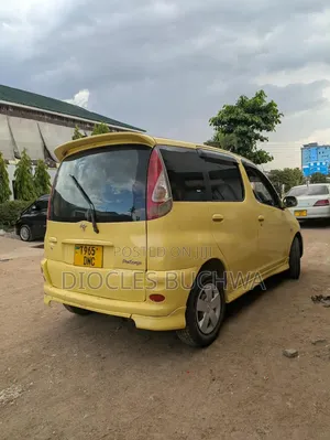 Toyota Fun Cargo 2004 Yellow