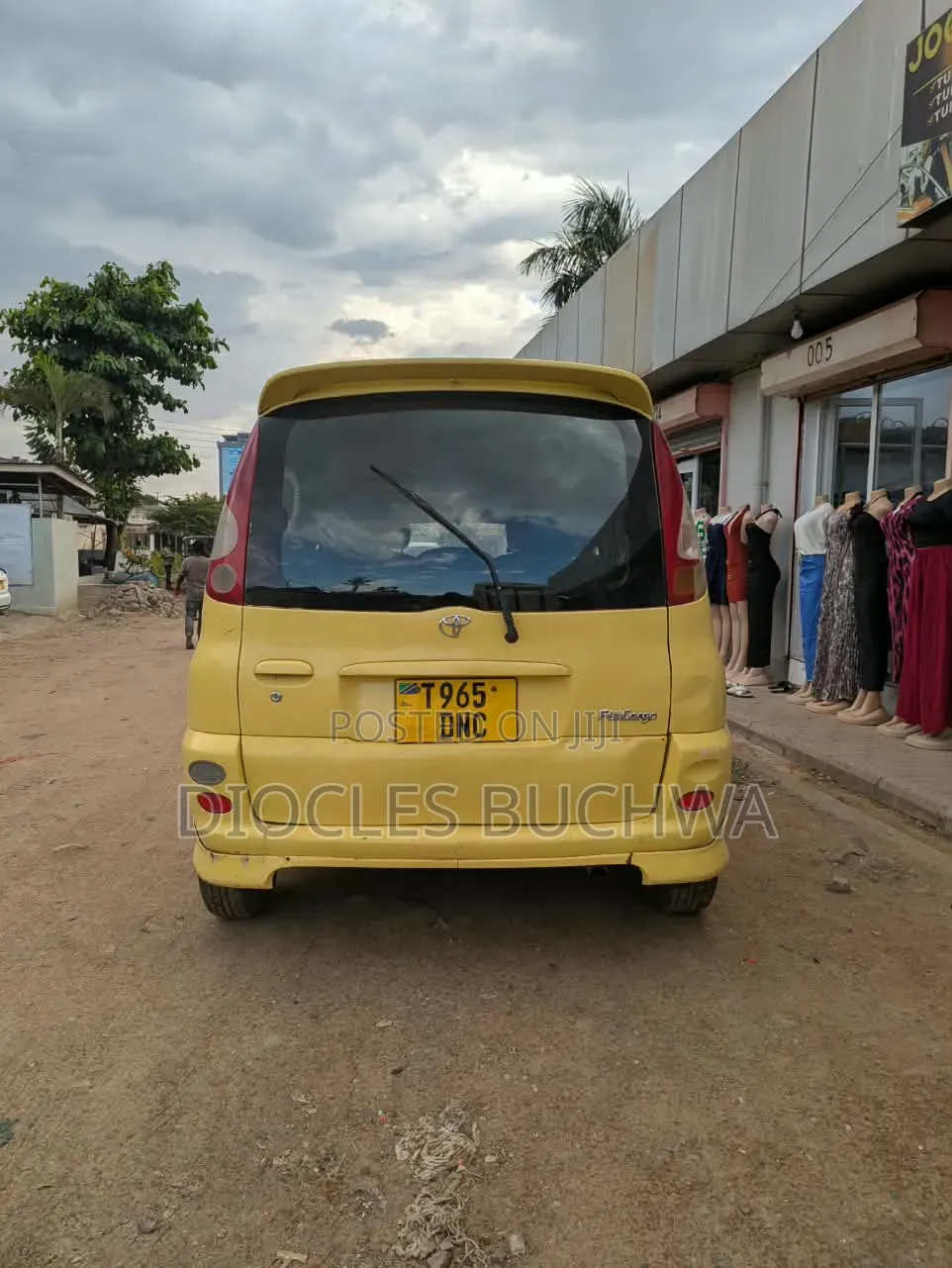 Toyota Fun Cargo 2004 Yellow
