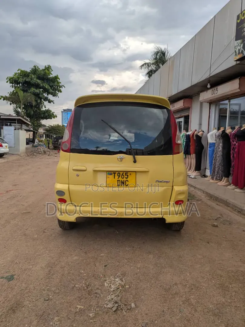 Toyota Fun Cargo 2004 Yellow