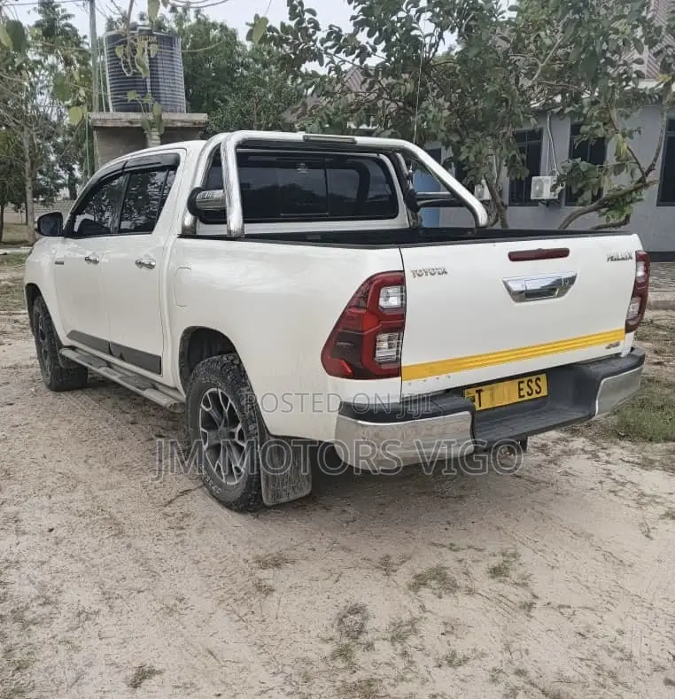 Toyota Hilux 2019 White