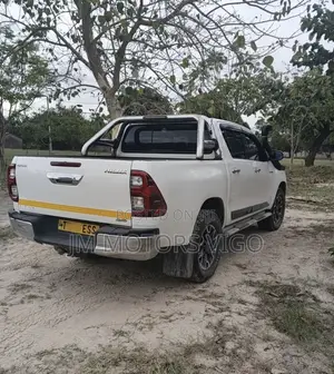 Toyota Hilux 2019 White