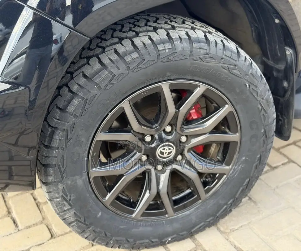 Toyota Hilux 2022 Black