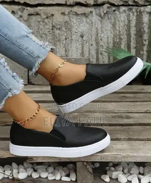Casual Slip on Black and White