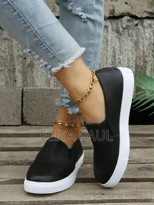 Casual Slip on Black and White
