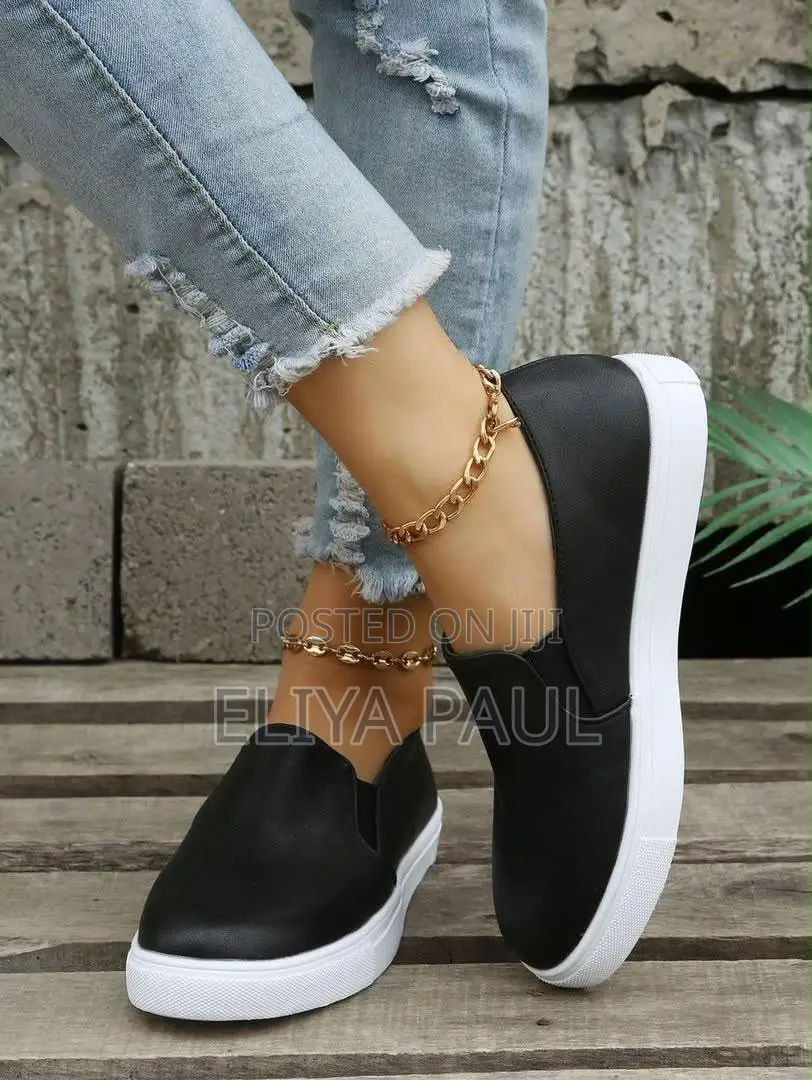 Casual Slip on Black and White