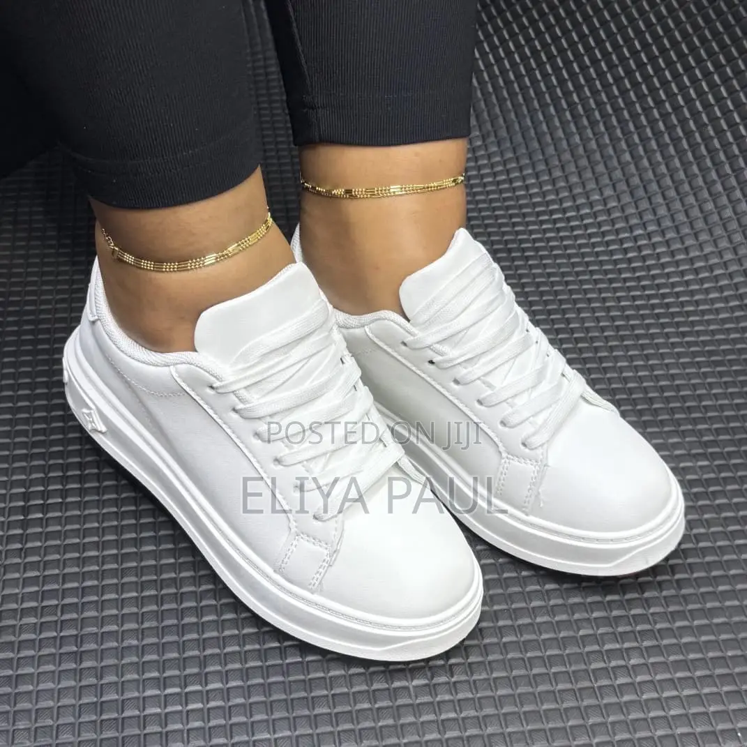 Louis Vuitton Women Sneakers White Colour