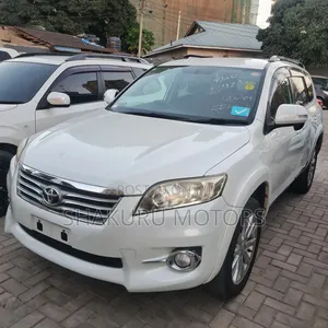 Toyota Vanguard 2011 White