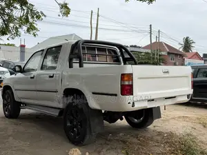 Toyota Hilux 2000 White
