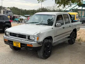 Toyota Hilux 2000 White