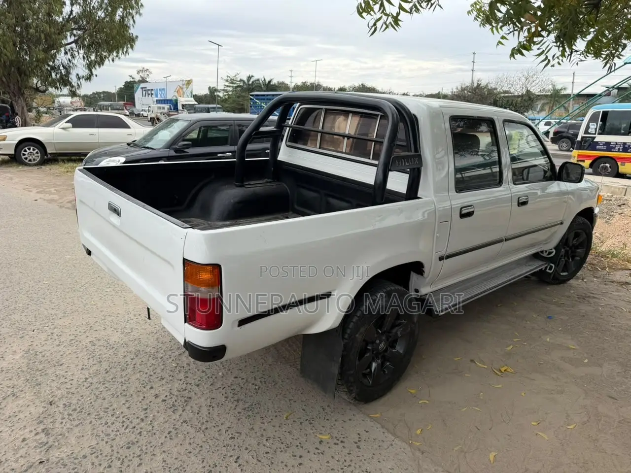 Toyota Hilux 2000 White