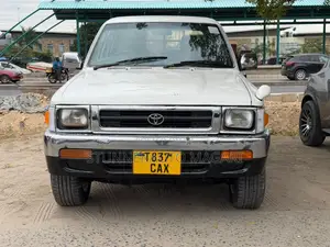 Toyota Hilux 2000 White