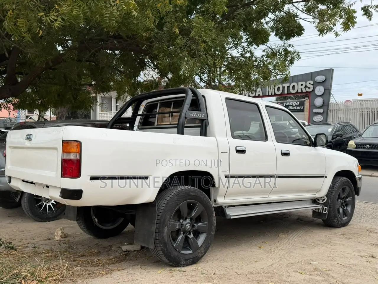 Toyota Hilux 2000 White