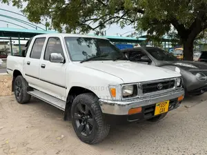 Toyota Hilux 2000 White