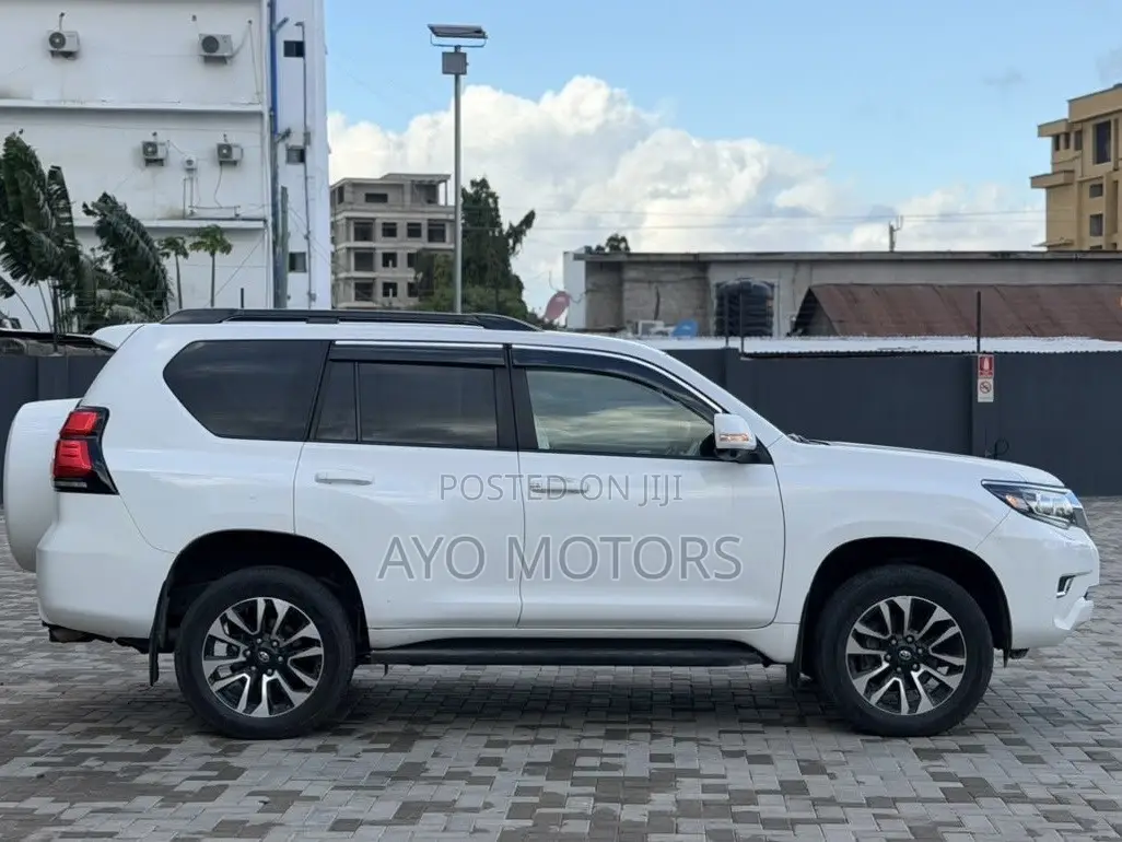 Toyota Land Cruiser Prado 2023 White