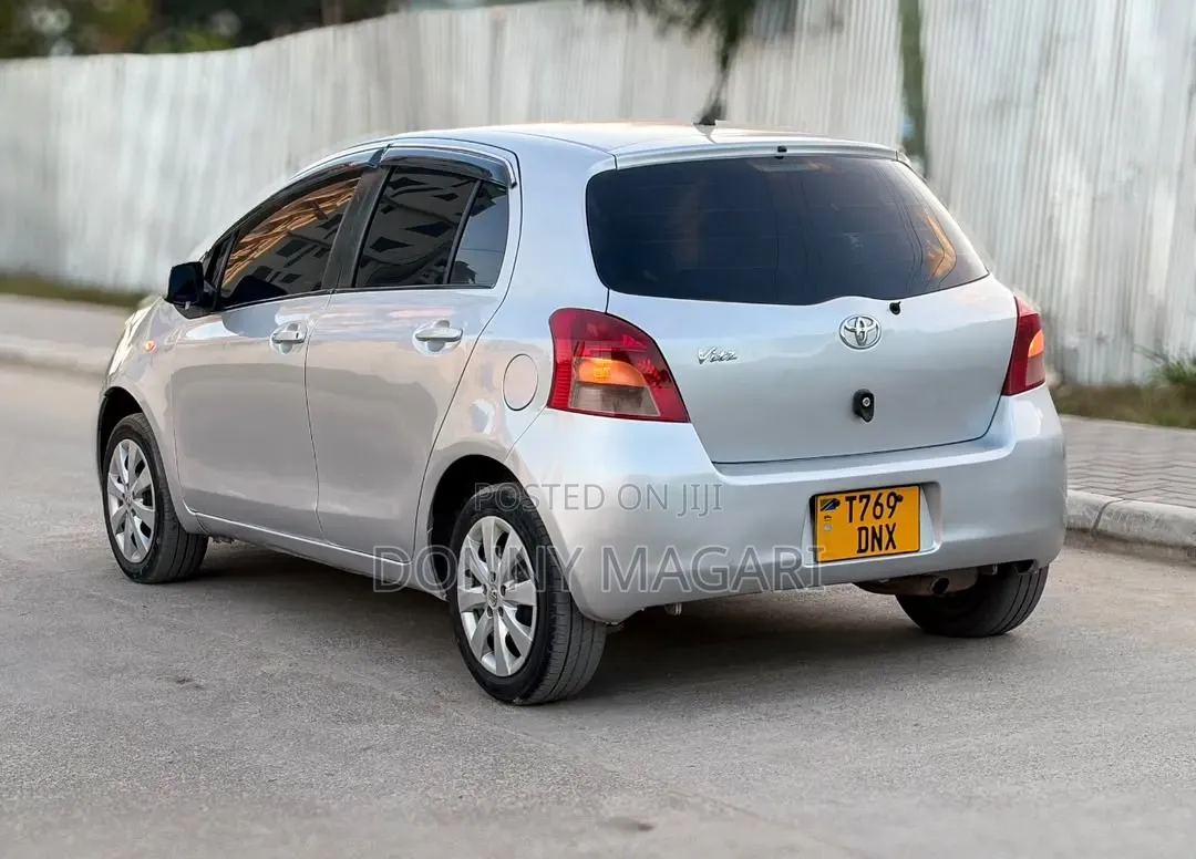 Toyota Vitz 2006 Silver