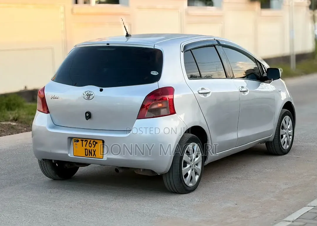 Toyota Vitz 2006 Silver