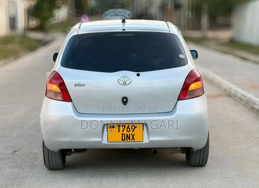Toyota Vitz 2006 Silver