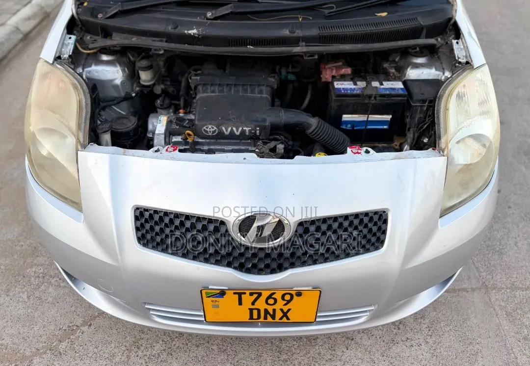 Toyota Vitz 2006 Silver