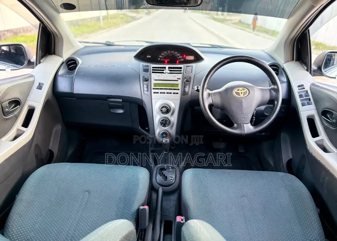 Toyota Vitz 2006 Silver
