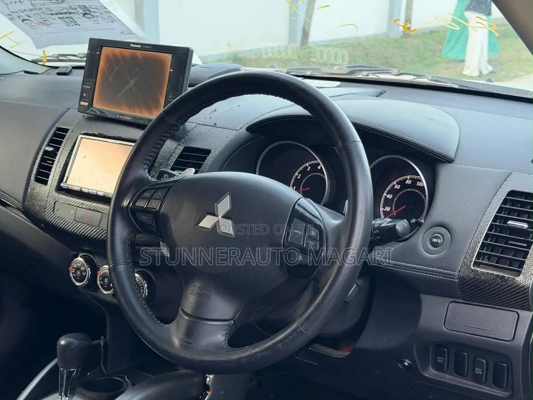 Mitsubishi Outlander 2010 White