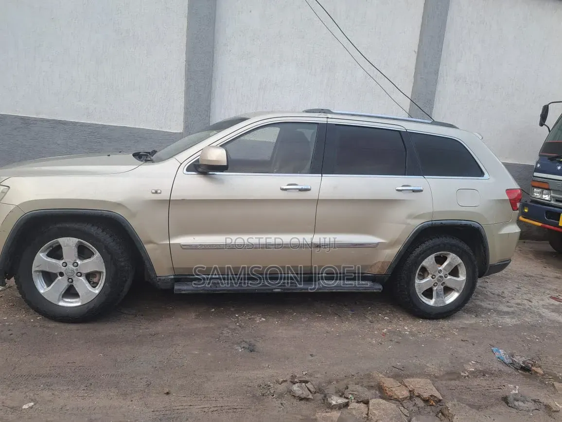 Jeep Cherokee 2012 Gold