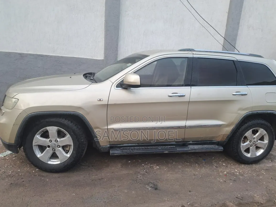 Jeep Cherokee 2012 Gold