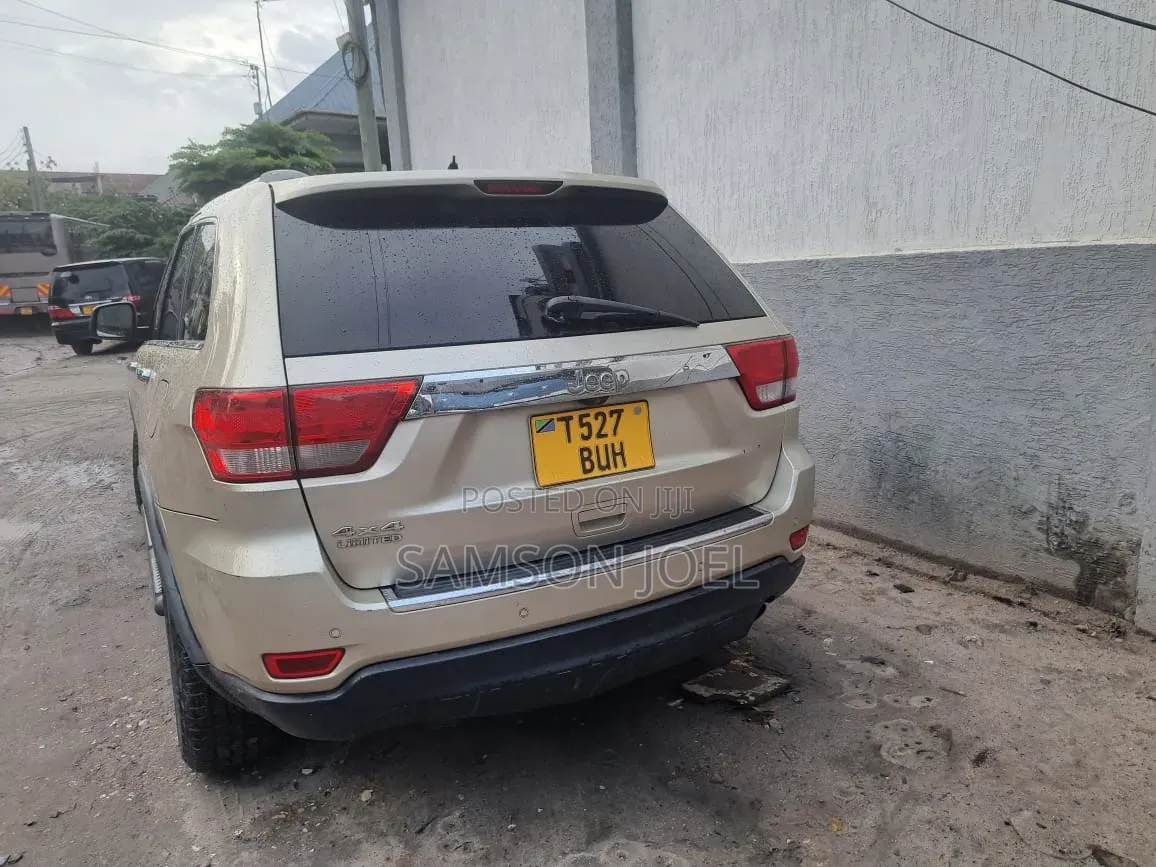 Jeep Cherokee 2012 Gold