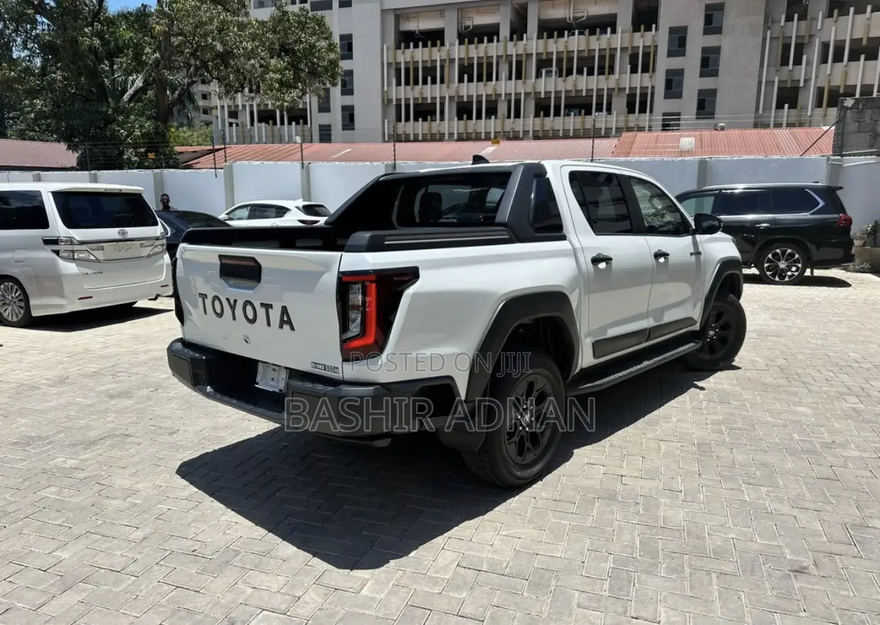 New Toyota Hilux 2026 White