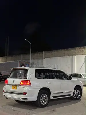 Toyota Land Cruiser 4.6 V8 GXR 2016 White