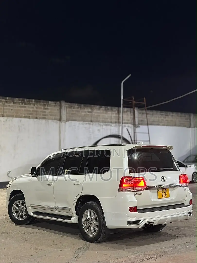 Toyota Land Cruiser 4.6 V8 GXR 2016 White