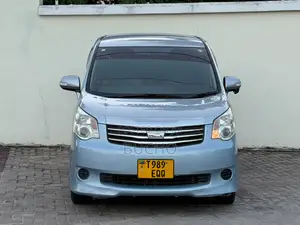 Toyota Noah 2010 Blue