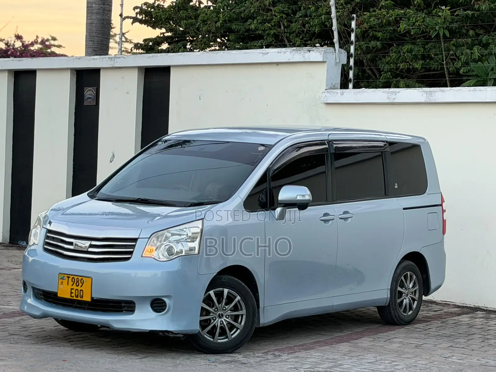 Toyota Noah 2010 Blue