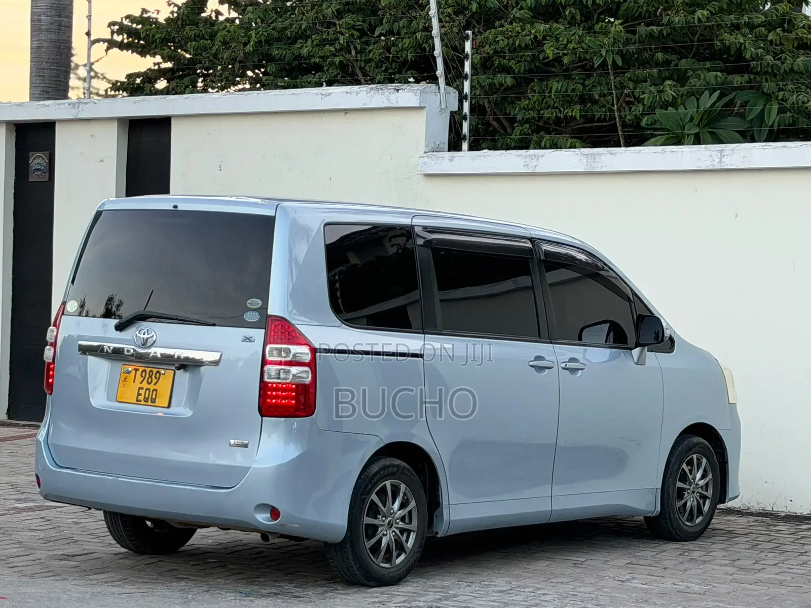 Toyota Noah 2010 Blue
