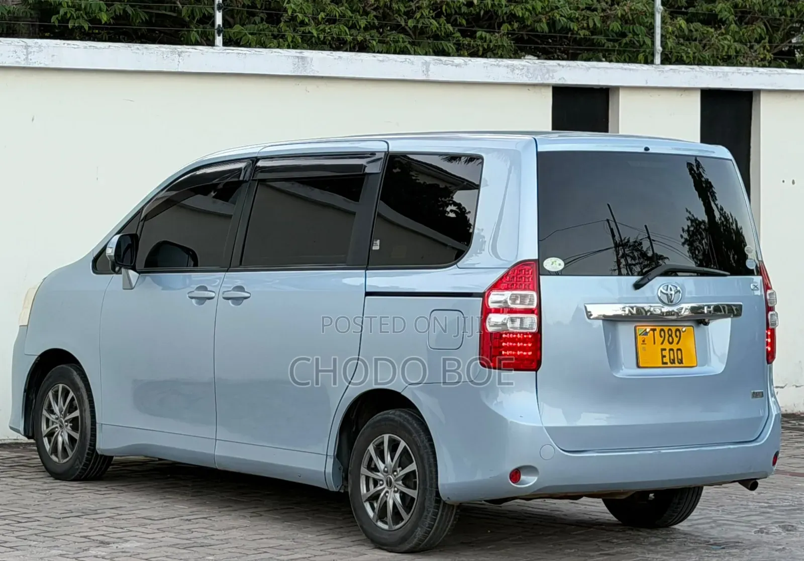 Toyota Noah 2010 Blue