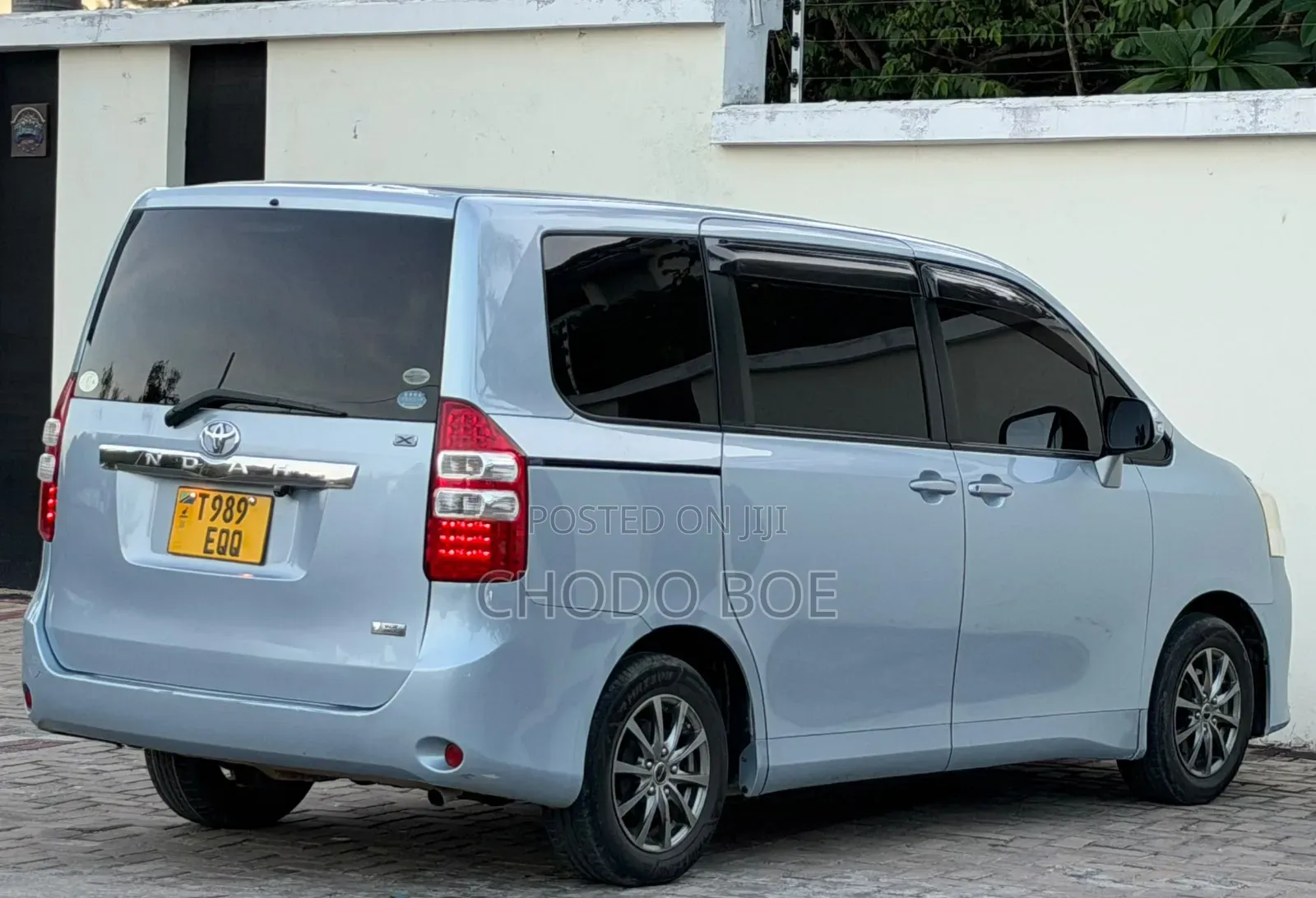 Toyota Noah 2010 Blue